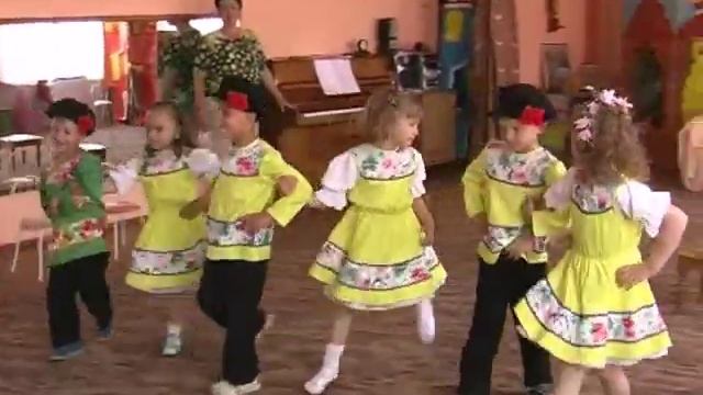 Танец с табуретками.mp4 смотреть онлайн