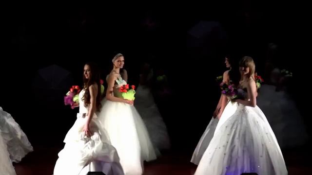 Дефиле в свад.платьях.mpg смотреть онлайн
