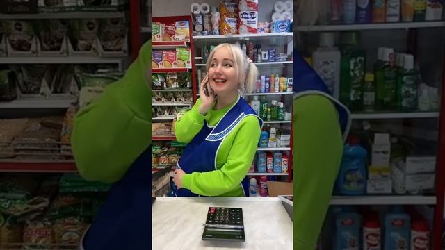 Как думаешь что мама дала сыну в школу?#буднипродавца ￼ смотреть онлайн