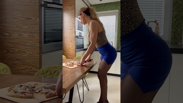 MAKING A PIZZA IN SECRETARY OUTFIT MINI SKIRT BLACK TIGHTS AND HIGH HEELS ｜ POLISHGIRL_IN_HEELS 4K смотреть онлайн