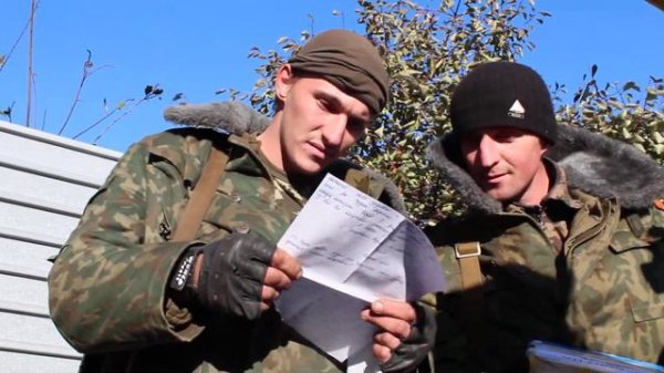 Боец читает письмо на передовой 20141026