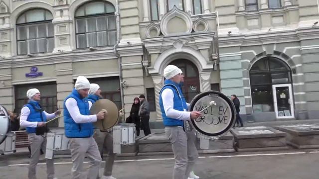 Шоу барабанщиков Vasiliev Groove - Выступление на Никольской ул., Москва, 22.02.2015 (1) смотреть онлайн
