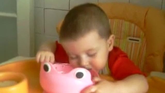 Доча кушает...и спит)))