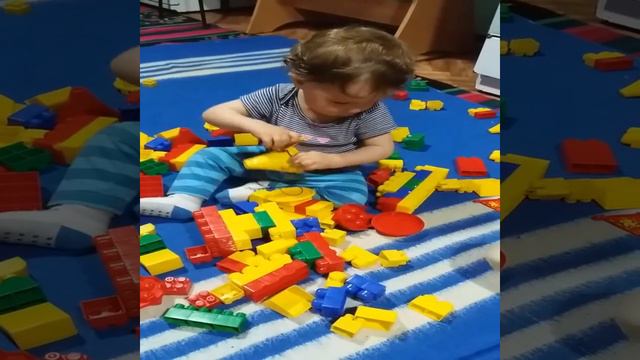 Знакомство с ЛЕГО. Макар играет вЛЕГО!!! КОНСТРУКТОР. смотреть онлайн