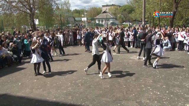 Сегодня для киржачских школьников прозвенели последние звонки. смотреть онлайн