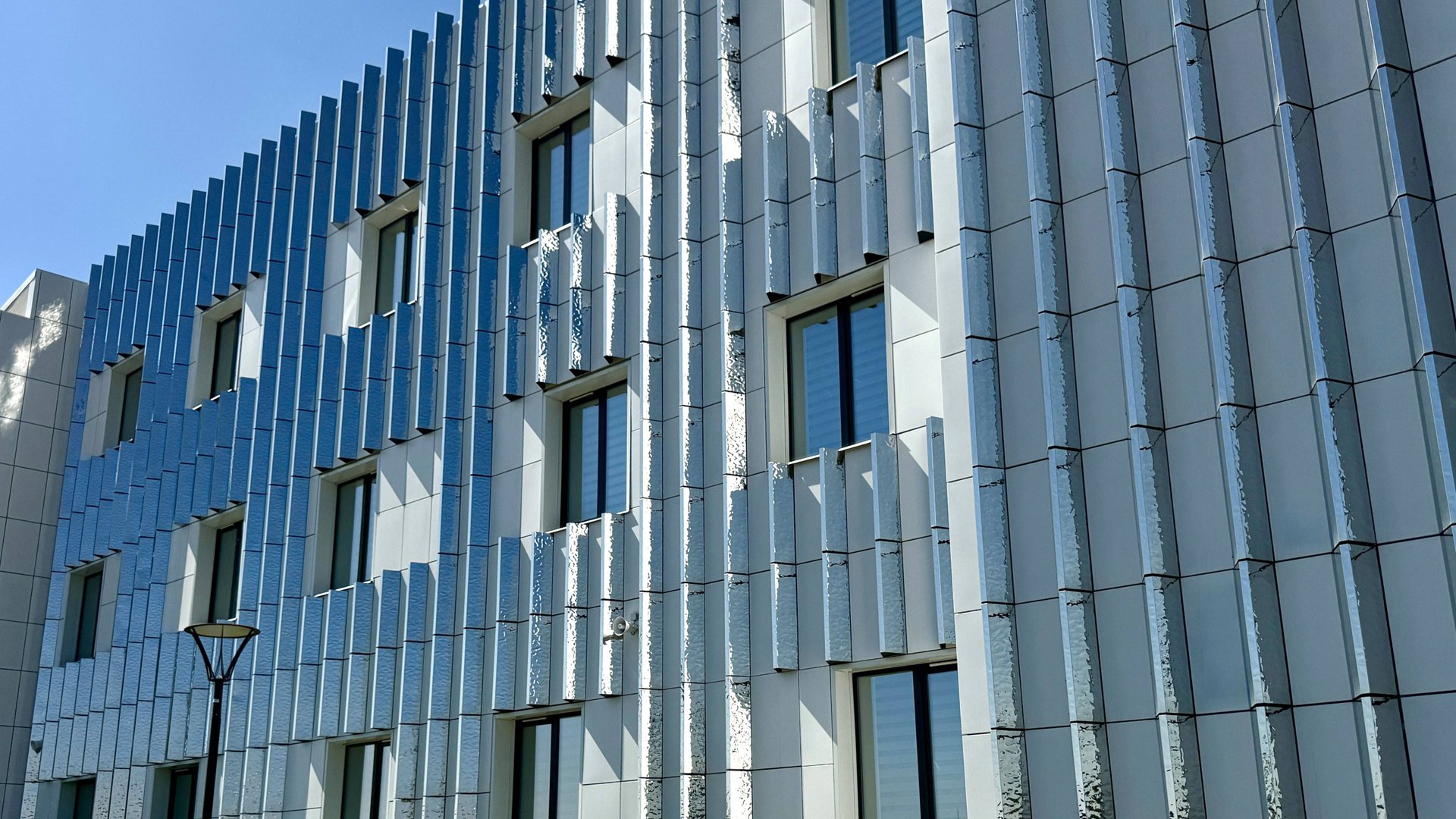 Декоративные ламели из нержавеющей зеркальной стали для внешней отделки здания школы смотреть онлайн