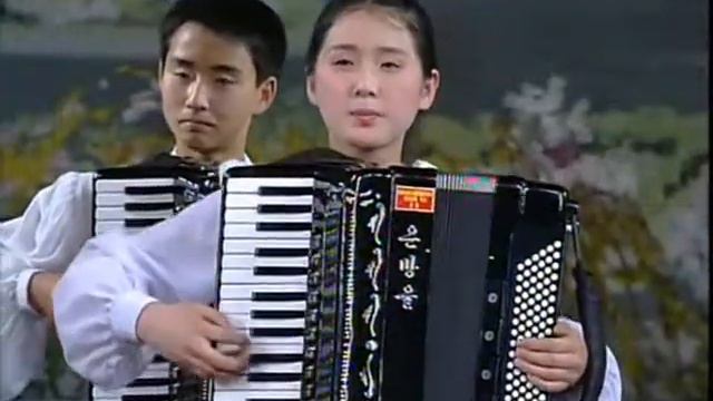 North Korean Schoolchildren Playing Accordion 北朝鮮万景台少年宮殿公演 アコーデオン合奏 смотреть онлайн