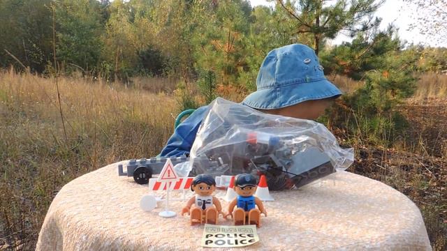 Opens up a huge range of designer policeman.Огромный конструктор в чемодане смотреть онлайн