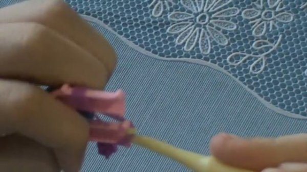 Как из резинок сплести ободок для куклы.