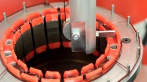 Намотка статора серводвигателя на станке МТ-405Т Модестат. Winding of the servo motor stator.