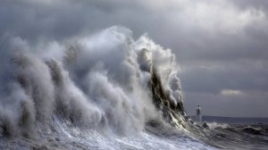 Море ПОЖИРАЕТ Пляжи в Крыму! Шторм в Прямом эфире! Показываю Шторм сегодня в Крыму
