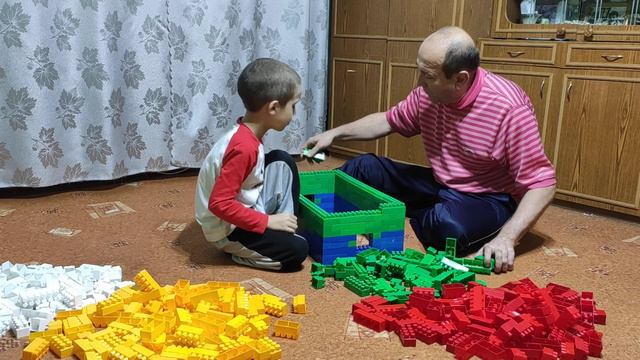 Павел с дедом собирают из конструктора домик. смотреть онлайн