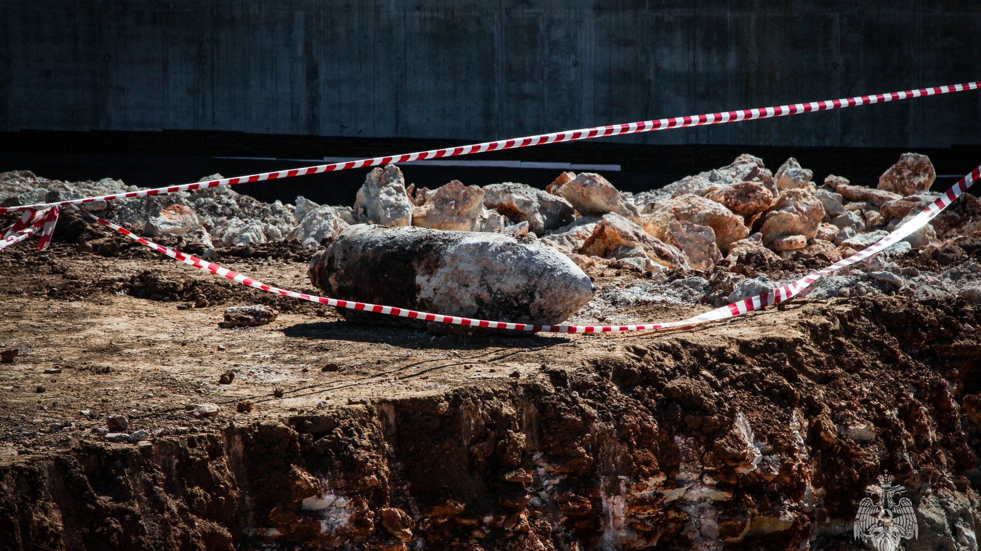 Крупную немецкую бомбу с советским взрывателем уничтожили на месте силы МЧС России в Севастополе смотреть онлайн