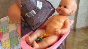 Купаем малыша в ванночке/Видео для девочек/We bathe baby in the bath