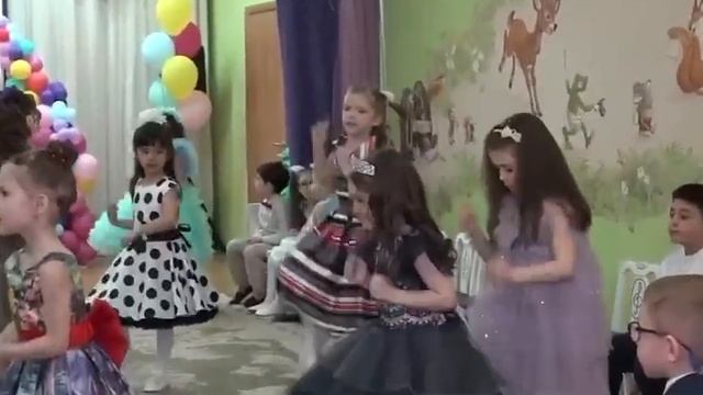 Танец «По барабану» на выпускном в детском саду
