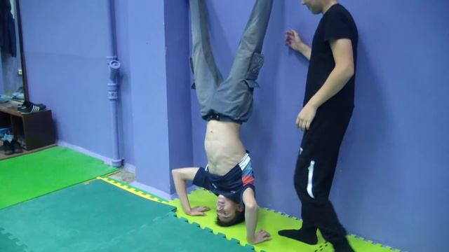 ГимнАсТиКа в Зале ВСА. Стойка на Руках и Ходьба на Руках у Стены. СКК "Вместе" смотреть онлайн