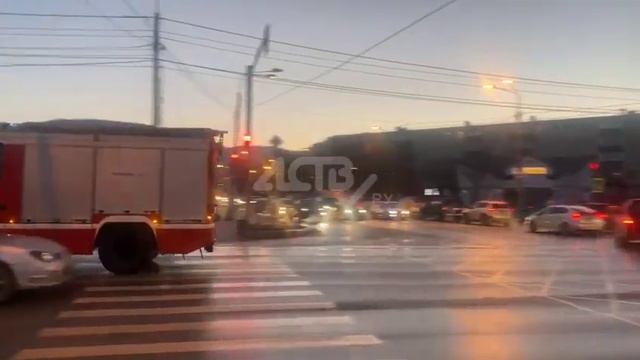 Пожарные спешат к лицею №1 в Южно-Сахалинске смотреть онлайн