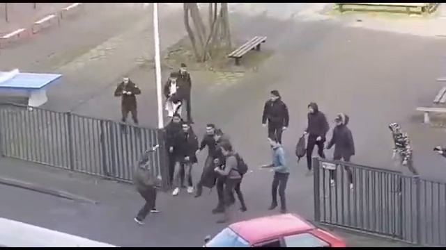 В Голландии школьники наваляли мужику с ножами смотреть онлайн