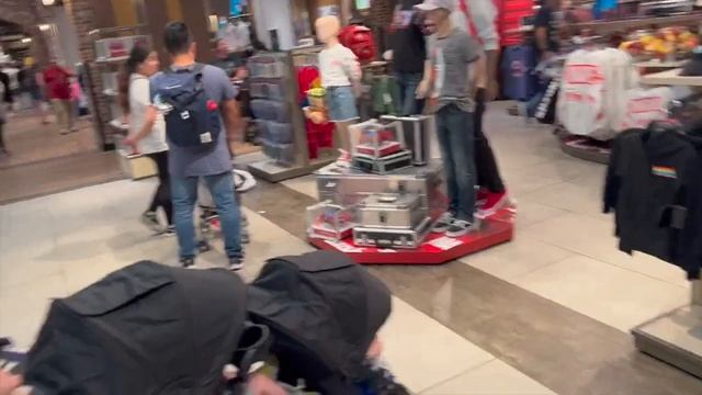 DISNEYLAND DRAMA смотреть онлайн