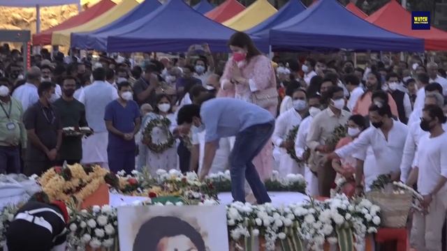 Sachin Tendulkar With Wife Anjali Sadden Pay Last Respects To Lata Mangeshkar In Shivaji Park смотреть онлайн