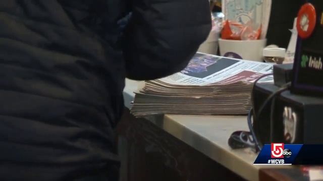 Last-minute Christmas shopping in full force at small shops смотреть онлайн