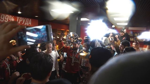 ОМСК — ЭТО ДЛЯ ТЕБЯ! | ЧЕМПИОНСКАЯ РАЗДЕВАЛКА «АВАНГАРДА» | КУБОК ГАГАРИНА НАШ | ПЛЕЙ-ОФФ КХЛ смотреть онлайн