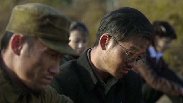 擒賊先擒王，小伙背後偷襲敵軍長官，成功營救戰友 смотреть онлайн