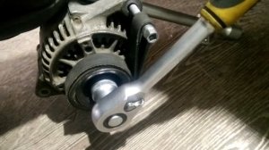 как зафиксировать шкив и открутить гайку или болт