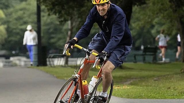 John Kerry breaks leg in French Alps bike crash смотреть онлайн