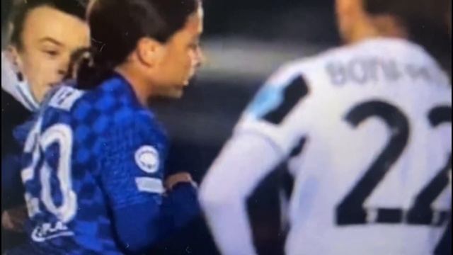 Sam Kerr spallata ad un invasore Chelsea Juventus femminile смотреть онлайн