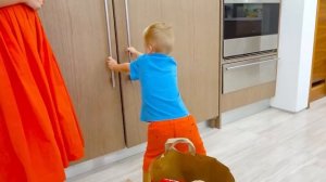 Крис и мама - Детская история про аппарат со сладостями и другие полезные видео для детей