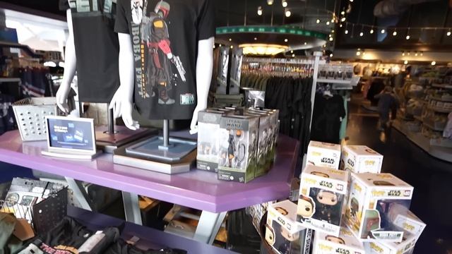 Busy Monday At Disneyland 2/21/22 | New Ears And Other Merch At The Park смотреть онлайн