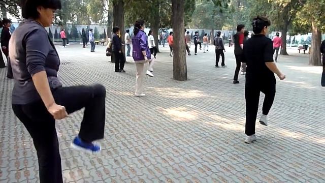 Пекин, Китай, занятия спортом в парке / Sports in the park in China смотреть онлайн