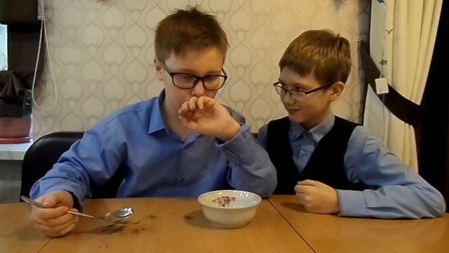 ШКОЛЬНИК ЕСТ КОРИЦУ НА КАМЕРУ ЖЕСТЬ !!!!!!!!!! смотреть онлайн