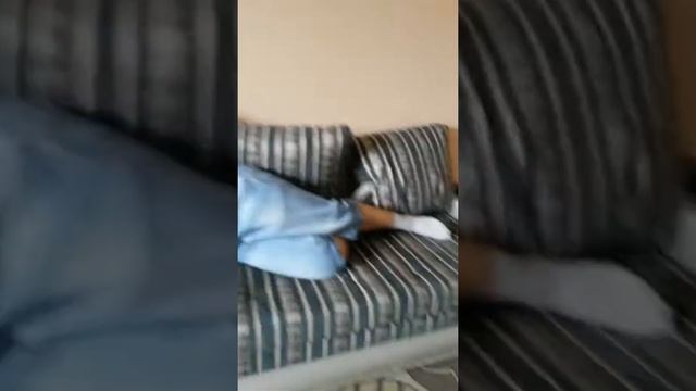 ПЬЯНЫЙ ШКОЛЬНИК УСТРОИЛ РАЗГРОМ НА ХАТЕ смотреть онлайн