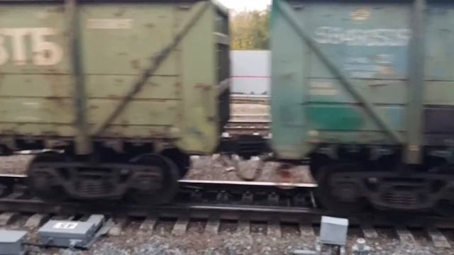 Тепловоз 2М62 с грузовым поездом проходит ст. Угрешская