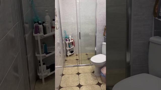 Мила ванну кімнату. Біля хати почали класти плитку. смотреть онлайн