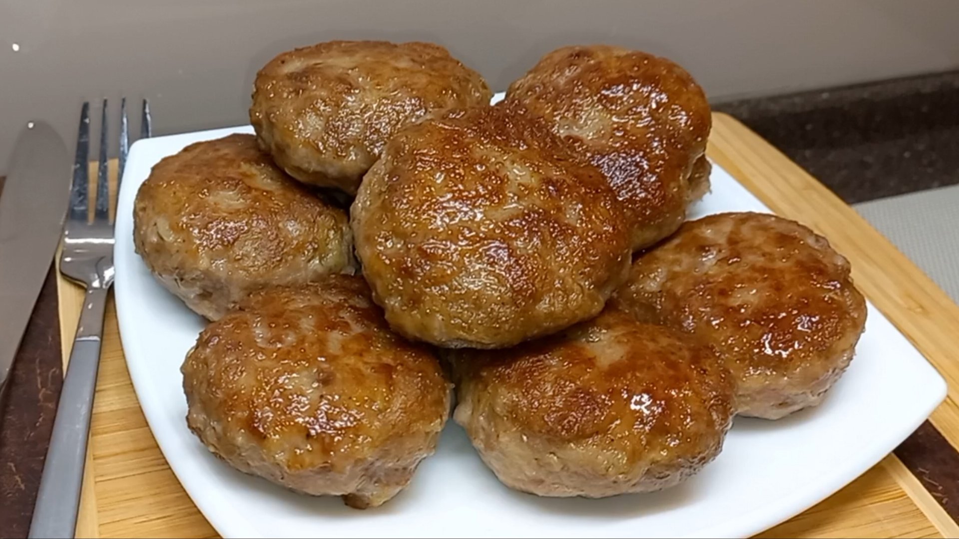 Вкуснейшие СОЧНЫЕ ДОМАШНИЕ КОТЛЕТЫ из мясного фарша смотреть онлайн