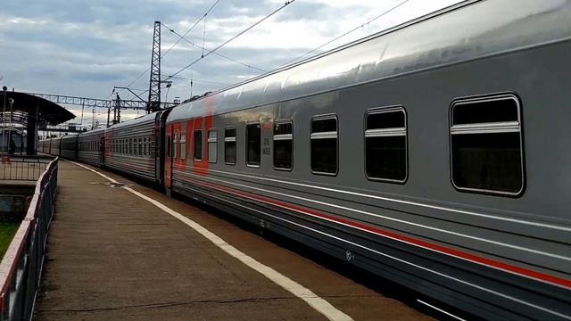 Электровоз ЧС7-280 с пассажирским поездом. Ст. Щёлково