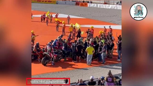 Saat Alex Marquez Nungguin Mau Salam Perpisahan, Begini Reaksi Rossi смотреть онлайн