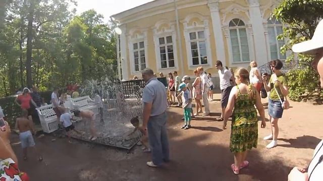 Петергоф: фонтан-шутиха "Скамейка" смотреть онлайн