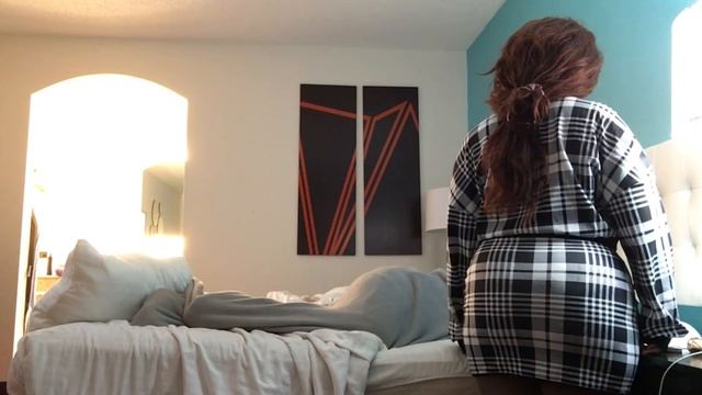 Messing with my boyfriend while he’s sleep *prank* смотреть онлайн