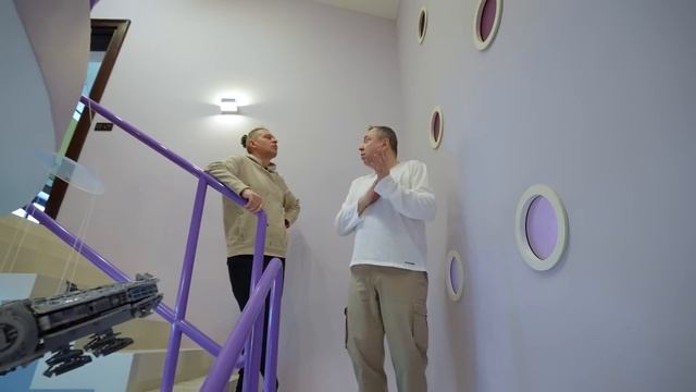 Стильный коттедж в хвойном лесу 180м² | РумТурист смотреть онлайн