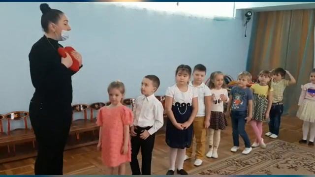 Поздравляет мамочек группа 