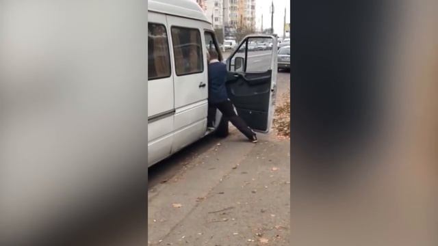 Случайный прохожий помог захлопнуть дверь переполненной маршрутки смотреть онлайн