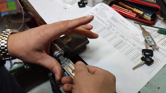 Как вскрывают автомобильные замки с помощью отмычки lishi смотреть онлайн
