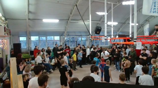 Кубок Деда Мороза по подтягиваниям и розыгрыш призов. Воркаут Центр смотреть онлайн