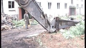 Снос зданий экскаватором