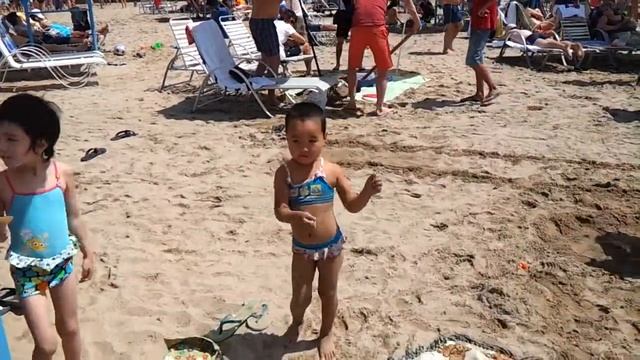 Дети танцуют