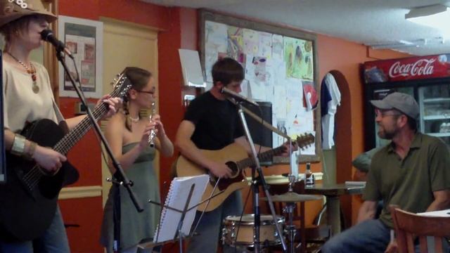Open Mic Night at Malelani Cafe - Rebecca, Bob, and Dylan - "City Walk" (Original Song) смотреть онлайн